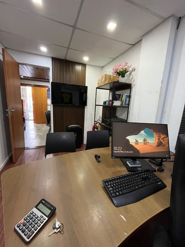 Escritório Dr. Cristiano Vieira — mesa de trabalho
